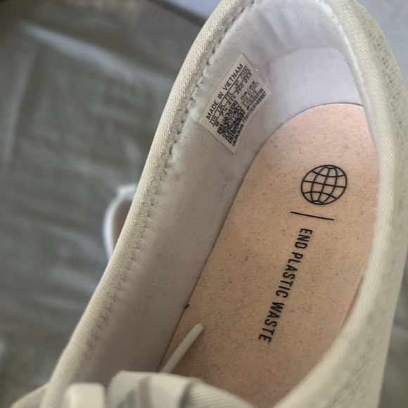 Like new Adidas shoes just worn for less than hour - Picture 4 of 8